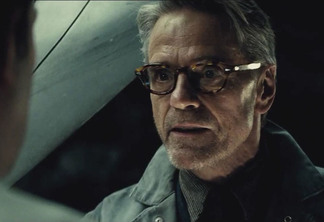 Jeremy Irons como Alfred.