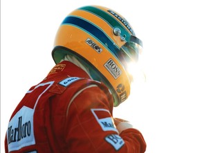 Gabriel Leone pilota em série da Netflix sobre Ayrton Senna