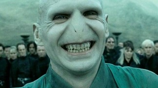 Ralph Fiennes como Voldemort na franquia Harry Potter.