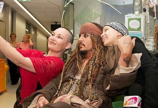 Johnny Depp visita hospital