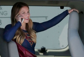 Supergirl fala ao celular e luta contra o crime em novas fotos da série