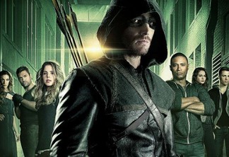 Arrow | Atores da série posam ao lado do Poço de Lázaro
