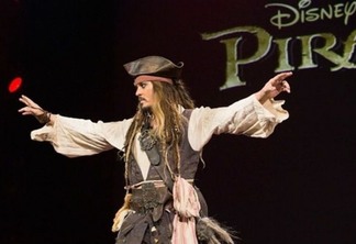 Piratas do Caribe 5 | Johnny Depp aparece como Jack Sparrow na D23 Expo