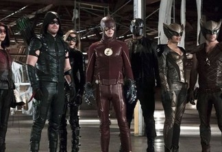 Novo crossover de Arrow e The Flash terá nove super-heróis, diz Stephen Amell