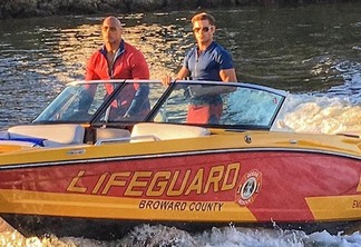 Baywatch: Dwayne Johnson e Zac Efron em bote salva-vidas em foto do filme