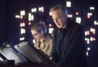 Arrow | Pai de Felicity retorna em fotos do 21º episódio da temporada