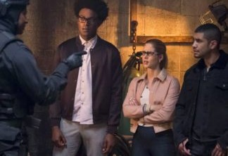 Arrow | Felicity e Curtis voltam a ser vigilantes em cena da 7ª temporada