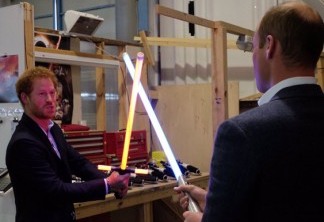 Star Wars | Príncipes William e Harry travam duelo com sabres de luz