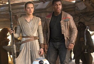 Daisy Ridley e John Boyega em Star Wars: O Despertar da Força.