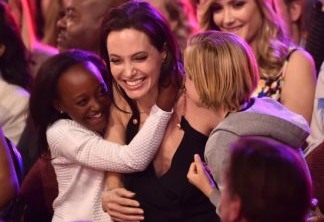 Angelina Jolie ao lado dos filhos Zahara e Shiloh.