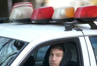 Justiceiro rouba carro de policial em novas fotos do set da série