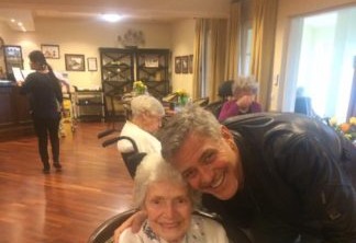 George Clooney faz visita surpresa a fã idosa em asilo
