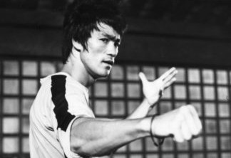 Bruce Lee | O ator sofreu um edema cerebral, e desmaiou no estúdio enquanto fazia o trabalho de dublagem de ‘Operação Dragão’. O ator estava no meio das filmagens do filme ‘Jogo da Morte’, O filme ficou incompleto.