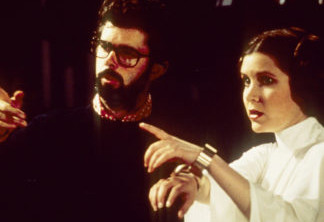 George Lucas e Carrie Fisher | Em 2008, Carrie Fisher lembrou durante uma entrevista, que Lucas a pediu para não usar roupas de baixo em nenhum momento. De acordo com ela, a justificativa dele foi que no espaço não existe esse tipo de traje, o que soou um pouco estranho, no mínimo.