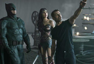 Zack Snyder dirigindo Liga da Justiça.