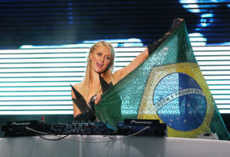 Paris Hilton atacou de DJ durante comemoração do próprio aniversário em praia brasileira