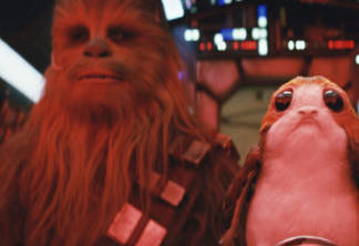 Chewie e Porg em Star Wars: Os Últimos Jedi.