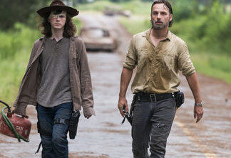 Rick e Carl no último episódio de The Walking Dead em 2017.
