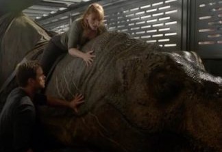 Claire montada em um T-Rex em Jurassic World 2