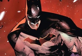 Batman aparece com "gesso de armadura" após ter seus braços e pernas quebrados