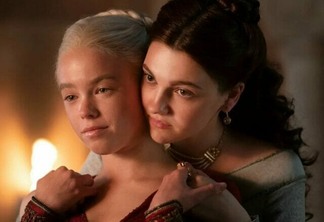 Milly Alcock e Emily Carey como Rhaenyra Targaryen e Alicent Hightower em A Casa do Dragão.