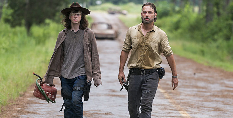Rick e Carl no último episódio de The Walking Dead em 2017