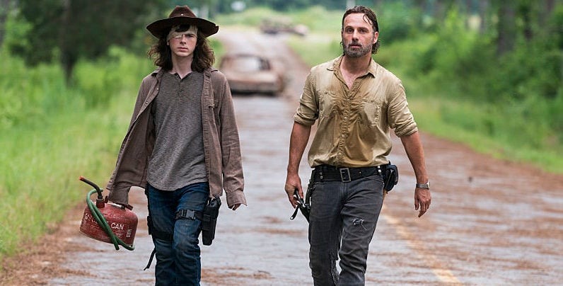 Rick e Carl no último episódio de The Walking Dead em 2017