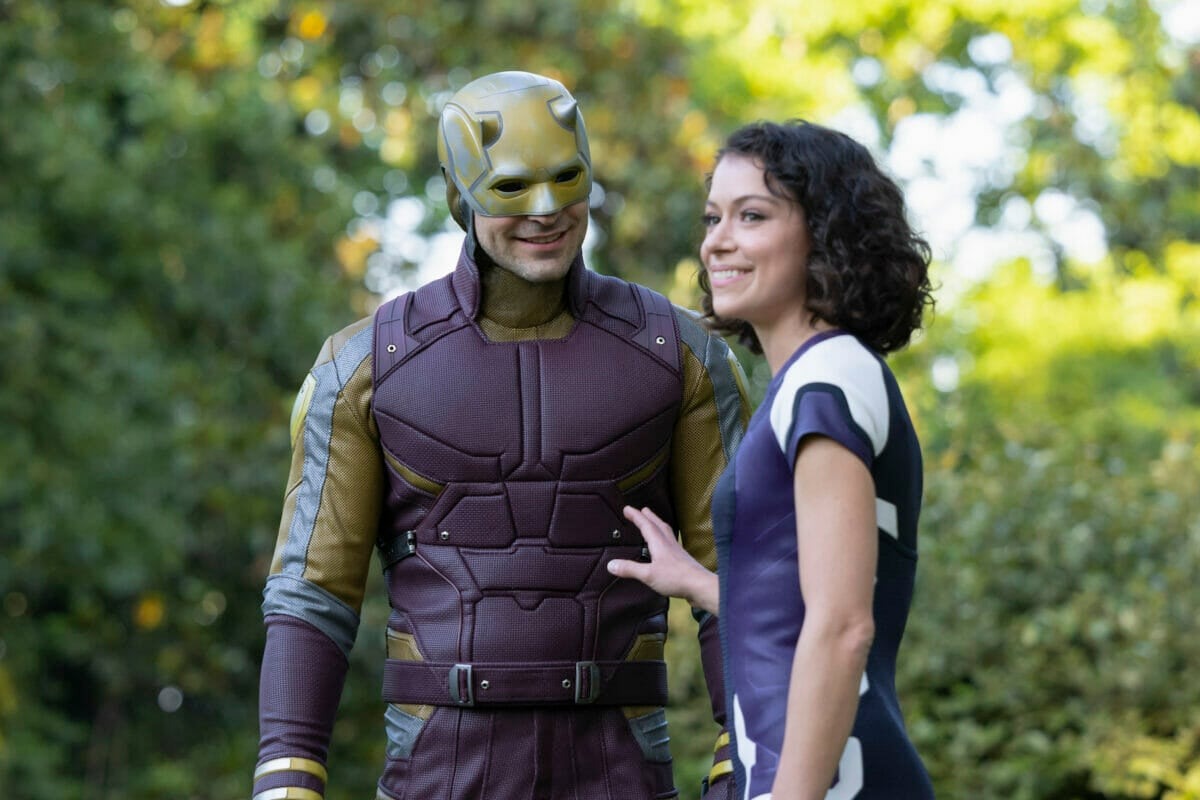 Charlie Cox e Tatiana Maslany em Mulher-Hulk.