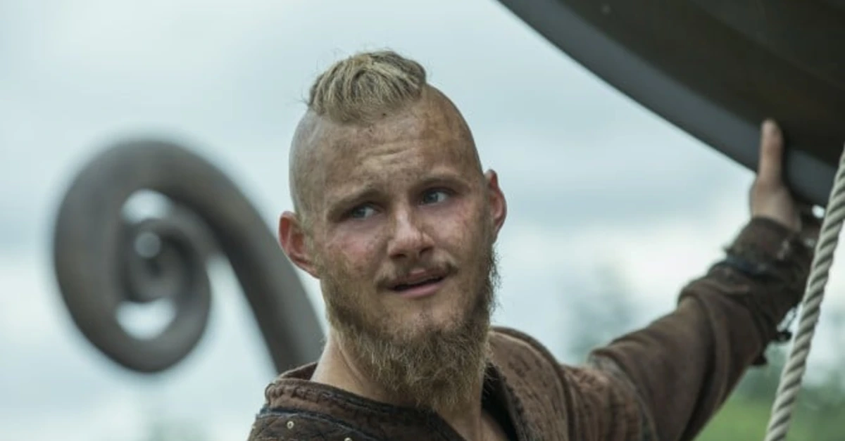 Vikings  Primeiras fotos da 5ª temporada mostram Ivar ensanguentado e Bjorn  no deserto
