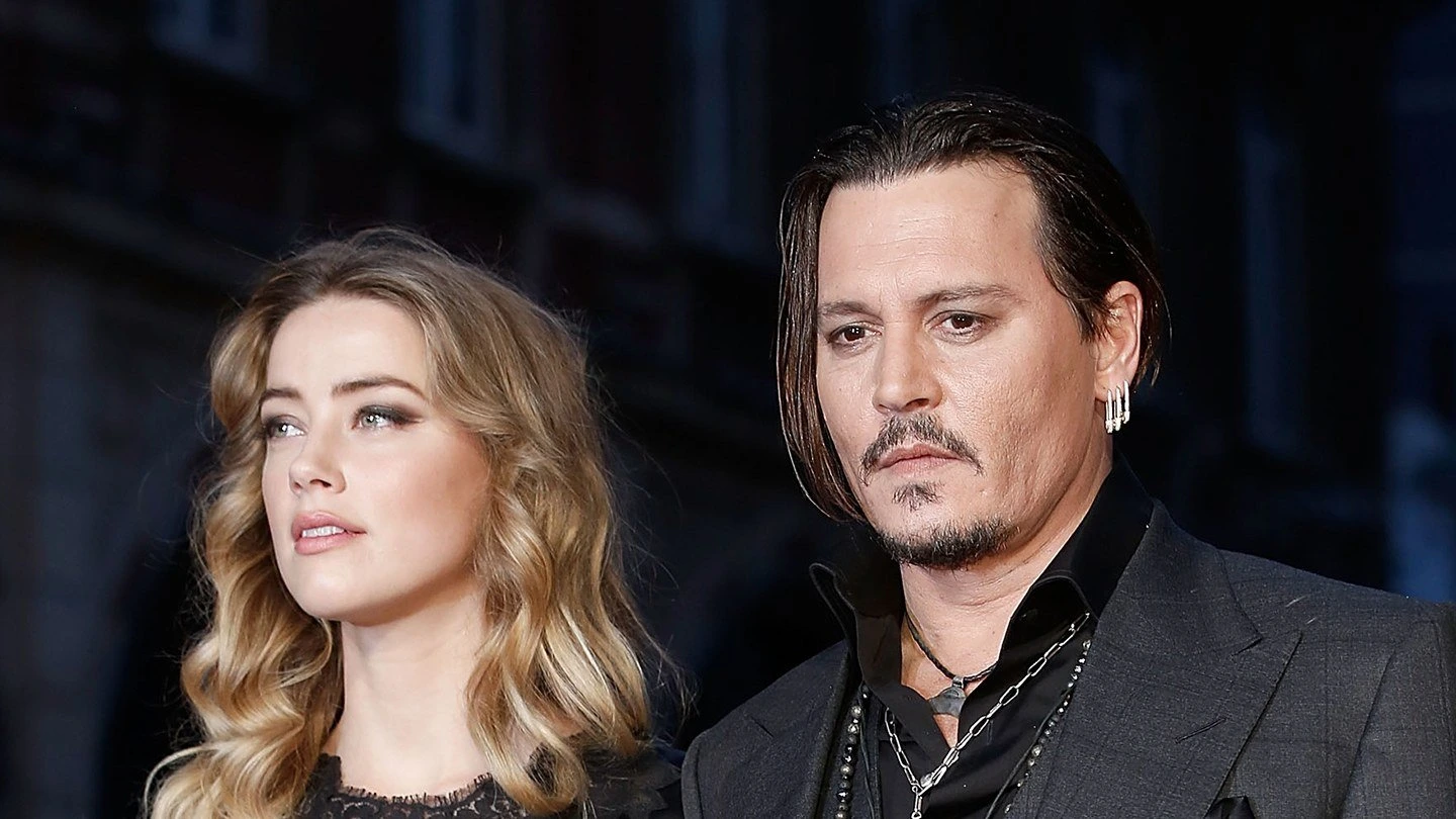 Julgamento de Johnny Depp e Amber foi interrompido porque alguém não parava  de rir