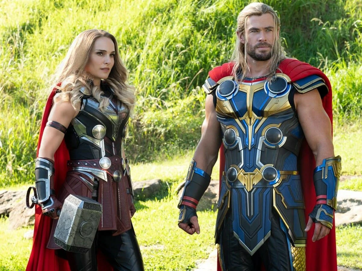 Esposa de Chris Hemsworth zoa nudez do ator em Thor 4