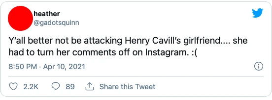 Henry Cavill faz textão após ataques à namorada chamada de 'feia