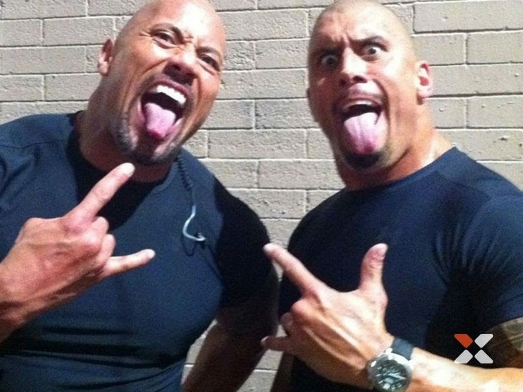 Quem é o irmão gêmeo de The Rock? 