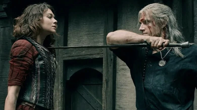 Elenco de The Witcher: A Origem da Netflix, se divertiu aprendendo as  coreografias de luta