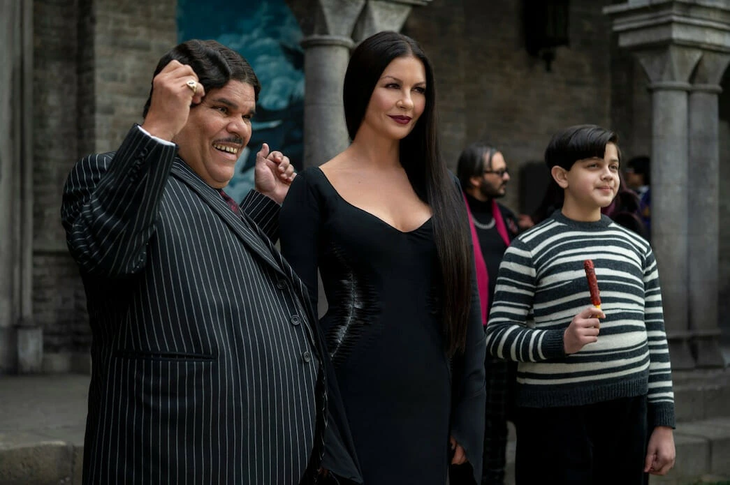 Trevosos e sarcásticos! Compare os atores da série Wandinha com o elenco  original de Família Addams - Estrelando