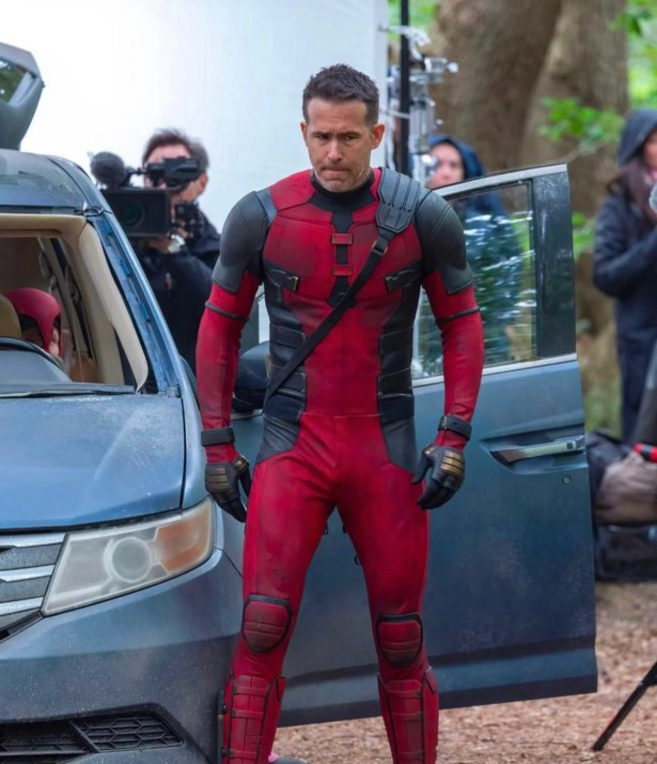 Deadpool 3 Ryan Reynolds Aparece Com Traje Do Anti Herói Em Fotos Do Set Observatório Do Cinema 