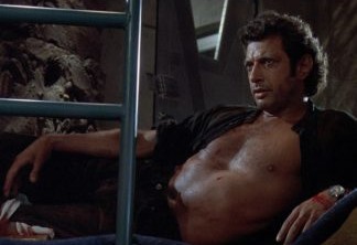 Jurassic World | Em comemoração de 25 anos, estátua gigante de Jeff Goldblum sexy é levantada no Reino Unido