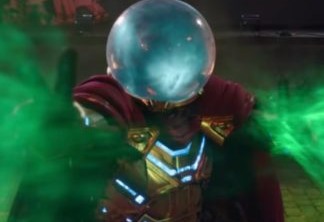 Jake Gyllenhaal tenta beber com capacete de Mysterio em Homem-Aranha 2
