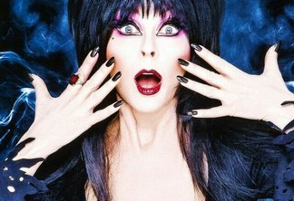 Elvira, a Rainha das Trevas, sai do armario