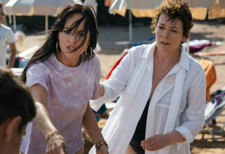 Dakota Johnson e Olivia Colman em A Filha Perdida