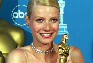Gwyneth Paltrow segurando o seu Oscar