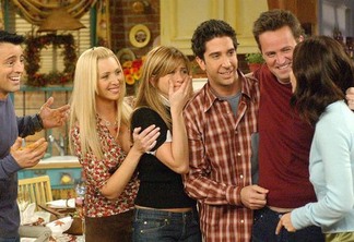 Friends | No sétimo episódio da quarta temporada da série, Ross toca seu teclado de uma forma absurdamente ruim, e Rachel simplesmente cai na risada. O riso não estava no roteiro, mas resolveram manter, pois a reação pareceu muito verídica.