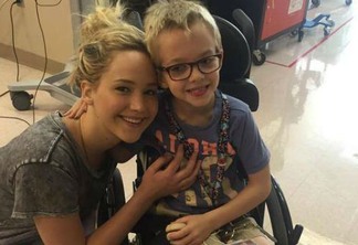 X-Men: Apocalipse | Jennifer Lawrence faz pausa nas filmagens para visitar hospital infantil