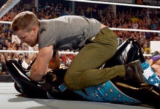 WWE divulga promo da luta de Stephen Amell, astro de Arrow, com Stardust