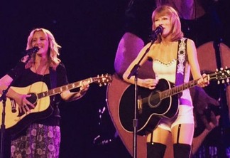Friends | Taylor Swift canta "Smelly Cat" com a Phoebe da série; veja