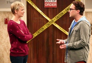 Penny (Kaley Cuoco-Sweeting) e Leonard (Johnny GAlecki) em The Big Bang Theory