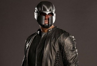Arrow | Fotos detalham o novo uniforme de Diggle