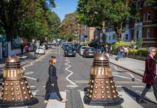 Doctor Who recria famosa capa dos Beatles; veja