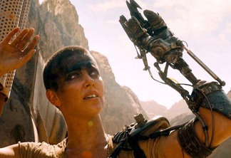 Mad Max: Estrada da Fúria | Charlize Theron presenteia fã deficiente com prótese da Furiosa