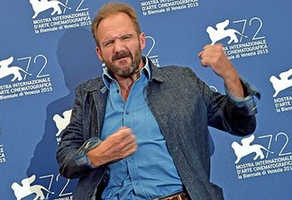 Festival de Veneza | Ralph Fiennes dança para promover novo filme; veja vídeo